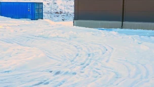 Kışın Açık Hava Yarış Pistinde Uzaktan Kumandalı Model Araba Görüntüsü — Stok video