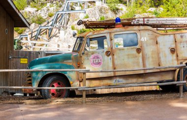 Arka plandaki dağ manzarasındaki paslı itfaiye aracının yakın görüntüsü. İsveç. Kolmorden.