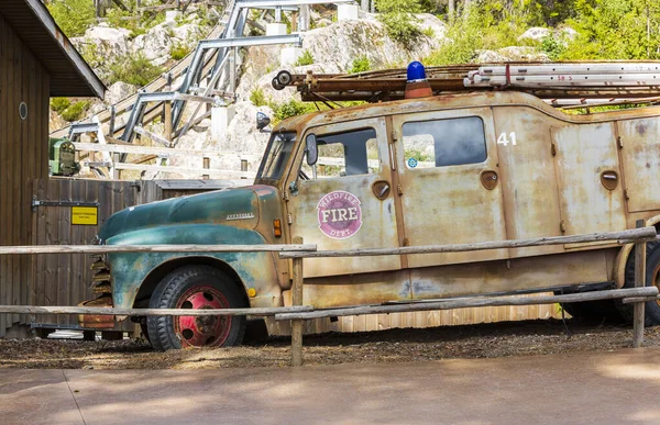 Arka plandaki dağ manzarasındaki paslı itfaiye aracının yakın görüntüsü. İsveç. Kolmorden.