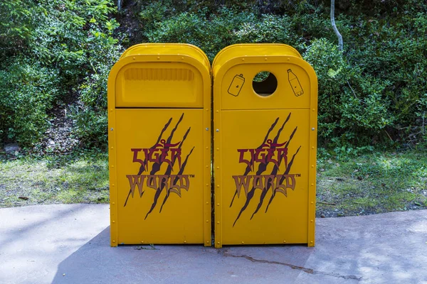 Zavřít Pohled Dvě Žluté Nádoby Pro Třídění Odpadků Kolmorden Švédsko — Stock fotografie