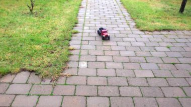 Çimenlikteki model arabanın güzel manzarası. Boş zaman Çocuklar ve yetişkinler konsepti.