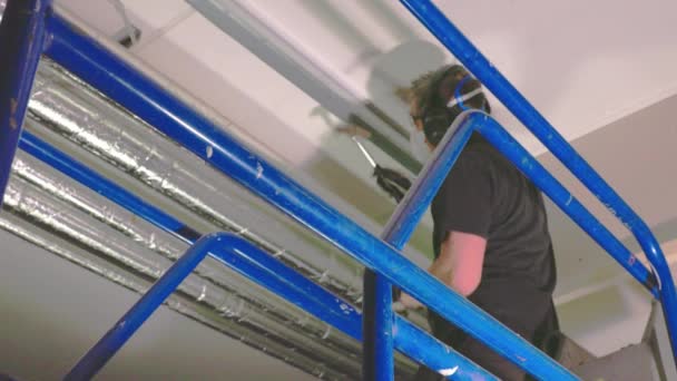 天井の下で働いている男を示すフィルム 施工概念 — ストック動画