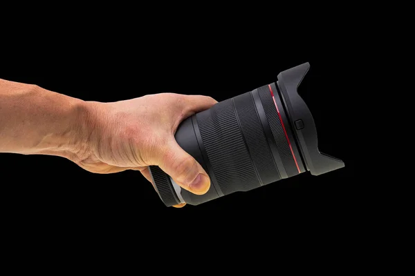 Close Zicht Van Mannelijke Hand Holding Camera Lens Geïsoleerd Zwarte — Stockfoto