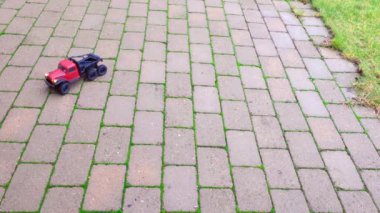 Çimenlikteki model arabanın güzel manzarası. Boş zaman Çocuklar ve yetişkinler konsepti.