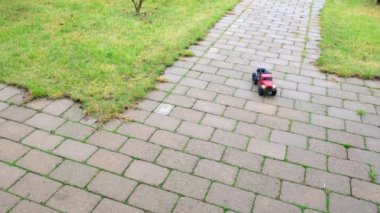 Çimenlikteki model arabanın güzel manzarası. Boş zaman Çocuklar ve yetişkinler konsepti.