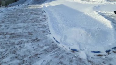 Güneşli soğuk kış gününde karlı yarış pistinin güzel manzarası. İsveç.