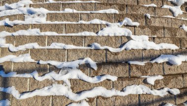 Kış günü gri taş duvar dokusu. Arkaplan veya doku olarak gri taş duvar. 