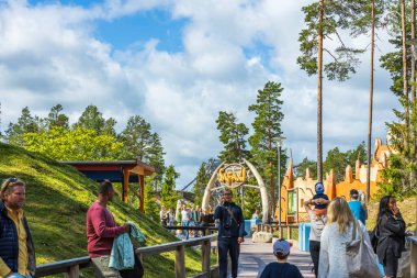 Serin yaz gününde açık hava parkındaki insanlar. Avrupa. Kolmorden, İsveç. 09.28.2020.