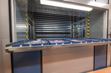 Depodaki otomatik depolama sistemi. Dikey atlıkarınca deposu. Güzel arka planlar. 