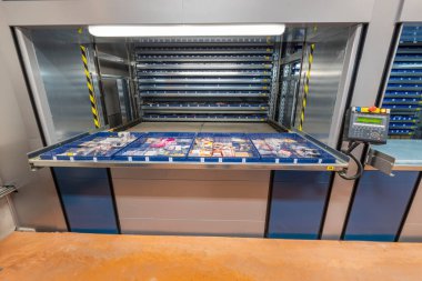 Depodaki otomatik depolama sistemi. Dikey atlıkarınca deposu. Güzel arka planlar. Enkoping. İsveç.