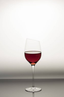 Arka planda izole edilmiş kırmızı şarabın yakın görüntüsü. 