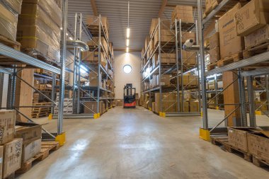 Depo manzarası. Depoda çatal kaldırma kamyonu var. Ulaşım konsepti. Enkoping. İsveç.