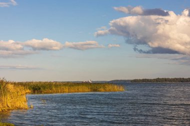 Beyaz bulutlarla kaplı güzel Baltık deniz manzarası. Güzel yaz doğası geçmişi. İsveç.