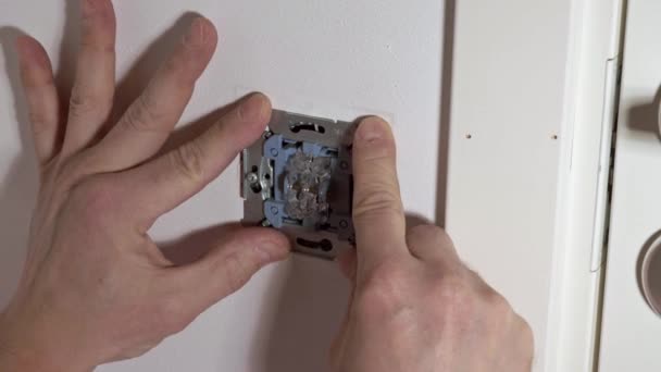 Verlies Van Zicht Elektricien Repareren Muur Lichtschakelaar Paneel Concept Bouwelementen — Stockvideo