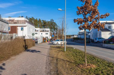 Mavi gökyüzü arka planındaki köy bahar manzarasının güzel manzarası. Uppsala. İsveç. 01.03.2021