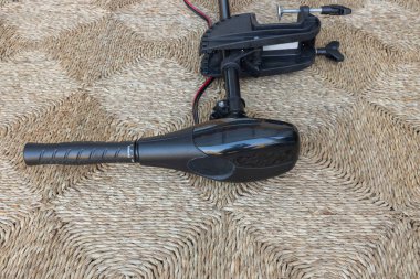 Bir tekne için elektrikli motorun yakın görüntüsü. Balıkçılık kavramı.