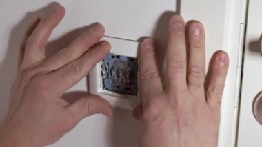 Elektrikçinin duvar lambası panelini tamir etme görüntüsünü kaybet. İnşaat elementleri konsepti. İç mekan. Tasarım