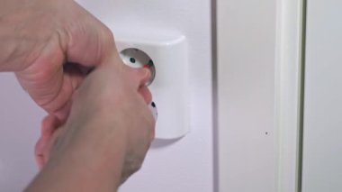 Elektrikçinin duvar lambası panelini tamir etme görüntüsünü kaybet. İnşaat elementleri konsepti. İç mekan. Tasarım