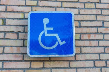 Engelli sürücüler için park yeri tabelasını kapat.