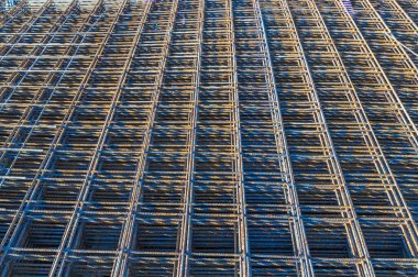 Çelik takviyesinin yakın görüntüsü. İnşaat konsepti geçmişi. Dokular. İsveç.