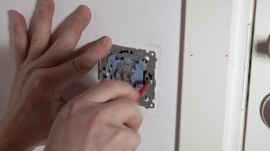 Elektrikçinin duvar lambası panelini tamir etme görüntüsünü kaybet. İnşaat elementleri konsepti. İç mekan. Tasarım.
