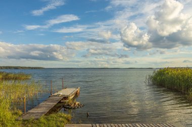 Güzel bir yaz manzarası. Tahta köprüdeki Baltık sahil şeridi manzarası. İsveç.