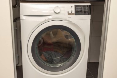 Çamaşır makinesiyle çamaşır dolabının iç görünümünü kaybederiz.. 