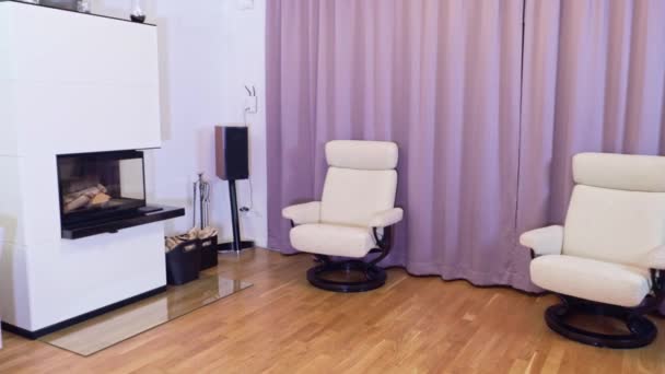 Modern Oturma Odasının Güzel Manzarası Beyaz Şömine Beyaz Arka Planda — Stok video