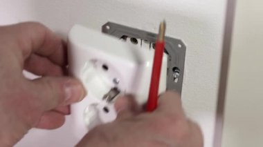 Elektrikçinin duvar lambası panelini tamir etme görüntüsünü kaybet. İnşaat elemanları konsepti oluşturuluyor. 