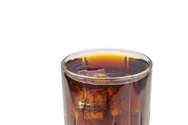 Buzlu gazoz bardağının tepesini kapatın. Sağlıksız içki konsepti. Sağlık konsepti. İçecek kavramı.