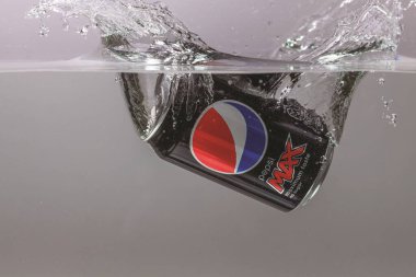 Suya düşen teneke kutunun yakın görüntüsü. Pepsi Kola. İsveç. Uppsala. 03.21.2021.