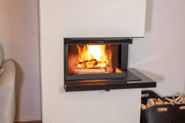 Modern oturma odasının güzel manzarası. Şöminede yanan odun manzarası. Güzel arka planlar. 