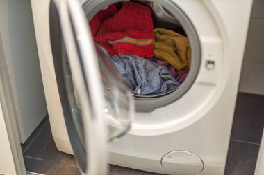 Çamaşır makinesindeki yıkanmış çamaşırların yakın görüntüsü. Ev rutini konsepti. İsveç.