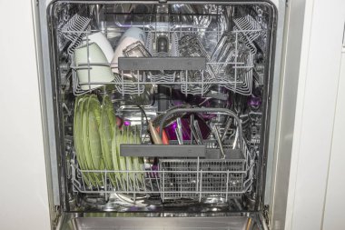 Açık bulaşık makinesinin yakın görüntüsü. Teknoloji geçmişi, 