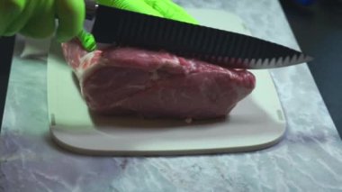 Izgara için kısmen dilimlenmiş domuz eti. Gıda ve sağlık konsepti.