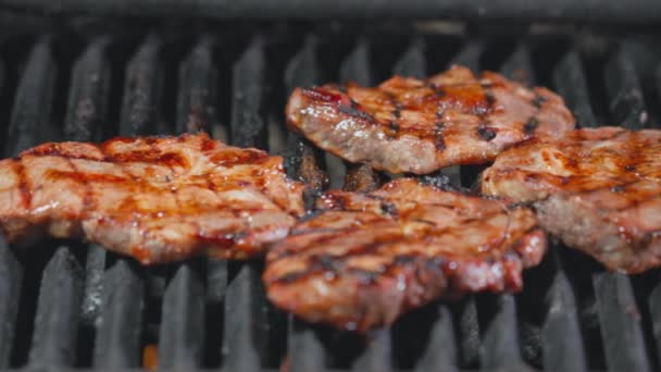 Gyönyörű Közeli Kilátás Grillezés Hús Steak Szabadban Egy Tavaszi Napon — Stock videók