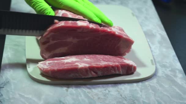 Tutup Tampilan Steak Yang Diiris Sebelum Menyikat Dan Memanggang — Stok Video