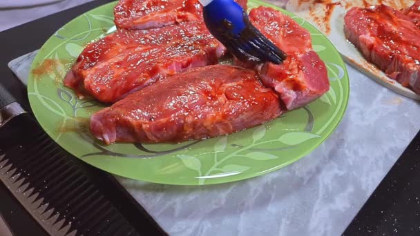 Zeitlupenfilm Zeigt Wie Steak Mit Bbq Marinade Gebürstet Wird — Stockvideo