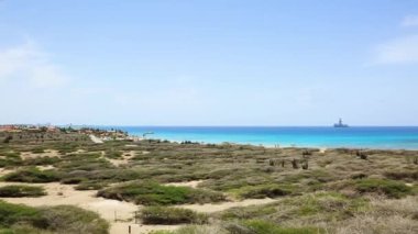 Aruba 'nın doğal güzelliği. Kuzey kıyısı. Off-road Aruba. İnanılmaz taş çöl manzarası, mavi deniz ve mavi gökyüzü..