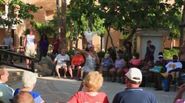 Divi Village Golf ve Beach Resort otelinin misafirleri için performans. Oranjestad. Aruba. 19.09.2019. 