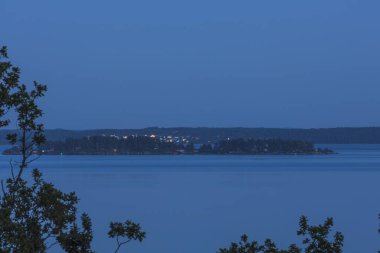 Mavi gökyüzünde Baltık Denizi 'nde inanılmaz güzel bir gün batımı. Güzel yaz doğası..