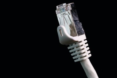 Kablo ağ bağlantısı, internet iletişimi ve bilgisayar teknolojisi kavramına yakın görünüm siyah arkaplanda izole edildi.