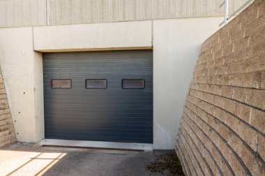 Otomatik garaj kapısının yakın görüntüsü. Modern teknoloji konsepti. İsveç.