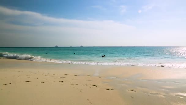 アルバ島の素晴らしい美しさ白い砂浜 ターコイズブルーの海と青い空 美しい背景 — ストック動画