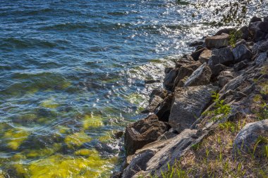Baltık Denizi 'nin güzel kıyı şeridi manzarası. Muhteşem doğa manzarası arka planları. İsveç.