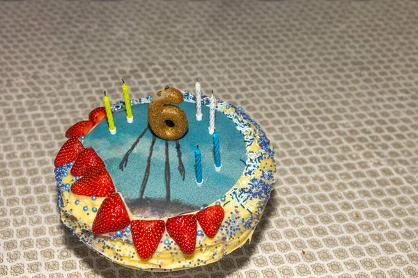 为六岁生日的孩子准备的漂亮的彩色手工蛋糕的近景 — 图库照片