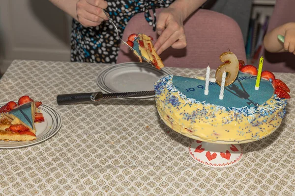 Zamknij Widok Kobiet Ręce Cięcia Kolorowe Ręcznie Robione Tort Urodzinowy — Zdjęcie stockowe