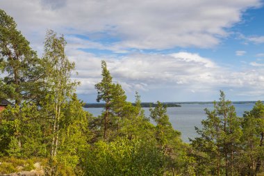 Mavi gökyüzünde beyaz bulutlarla denizde inanılmaz bir güzellik. Güzel yaz doğası geçmişi. İsveç.