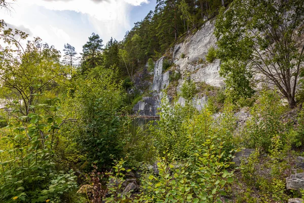 Prachtig Uitzicht Het Natuurlandschap Rotskust Hoge Pijnbomen Blauwe Lucht Achtergrond — Stockfoto