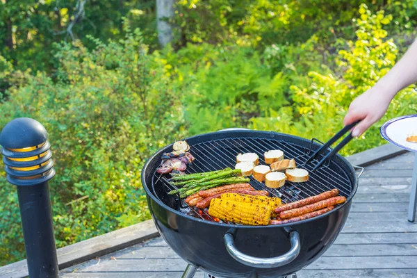 Vista Cerca Las Manos Del Hombre Asando Comida Parrilla Carbón — Foto de Stock